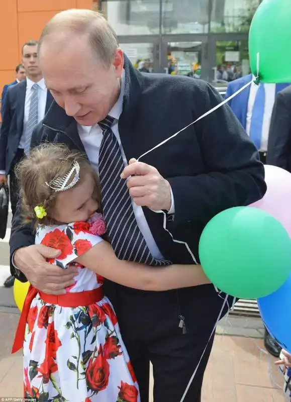 PUTIN E L ABBRACCIO ALLA BIMBA