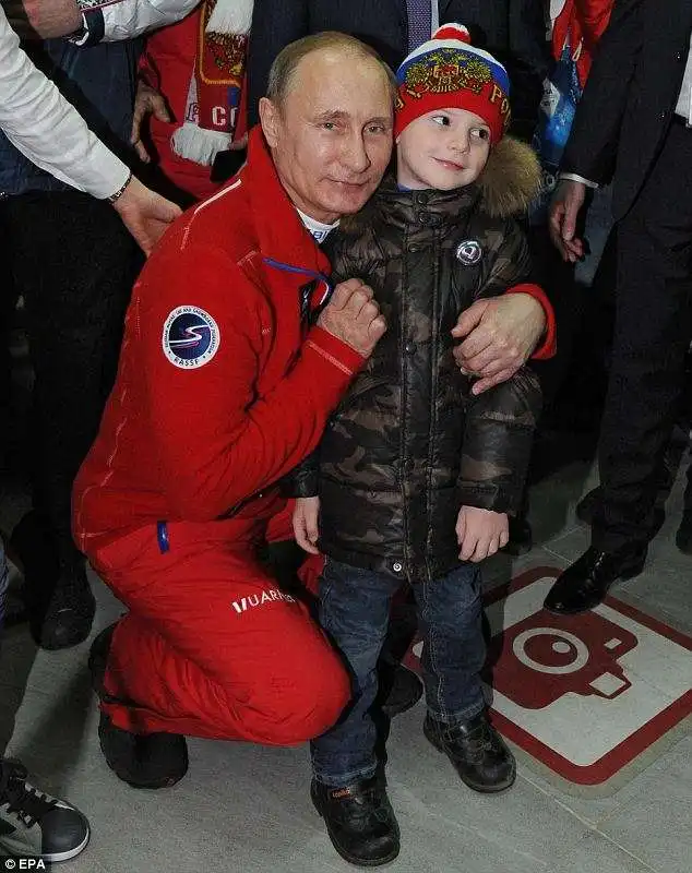 PUTIN IN POSA CON UN BIMBO