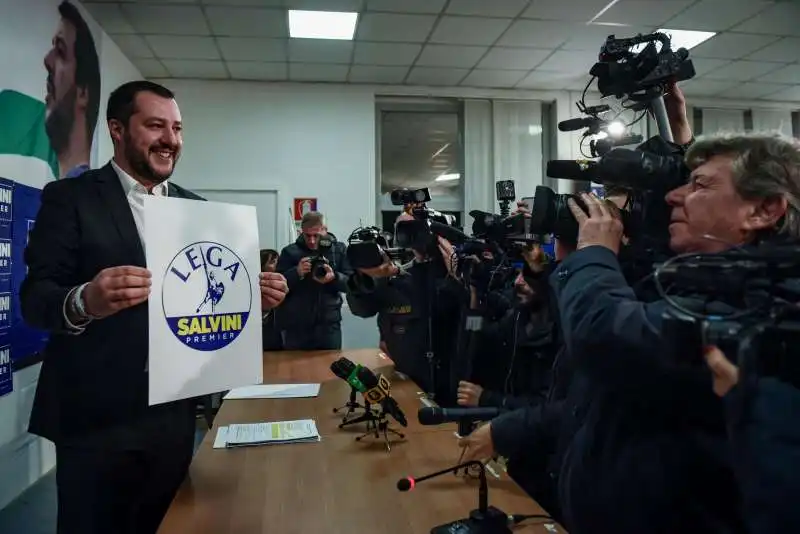 SALVINI PRESENTA IL NUOVO SIMBOLO DELLA LEGA