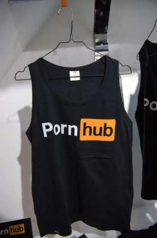 store di pornhub a milano  15