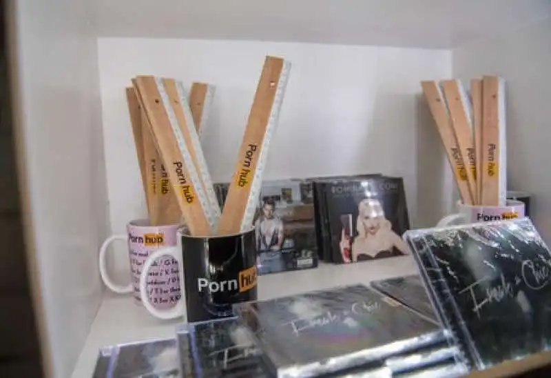 store di pornhub a milano  16