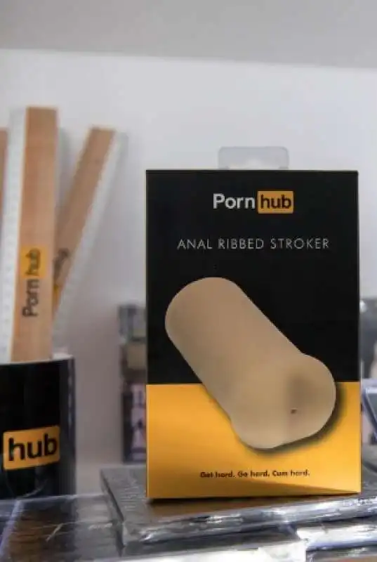 store di pornhub a milano  18