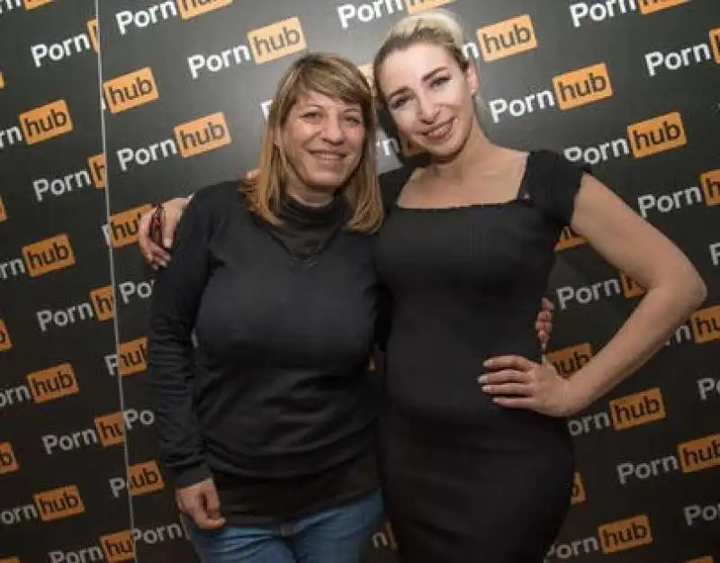 store di pornhub a milano  2