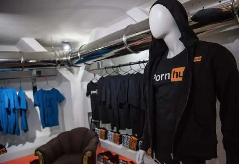 store di pornhub a milano  5