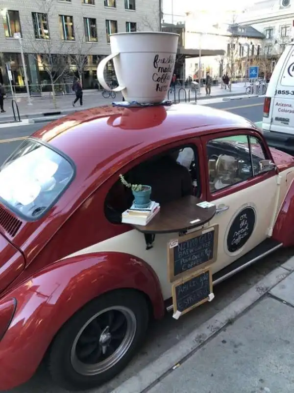 un bar dentro il maggiolino