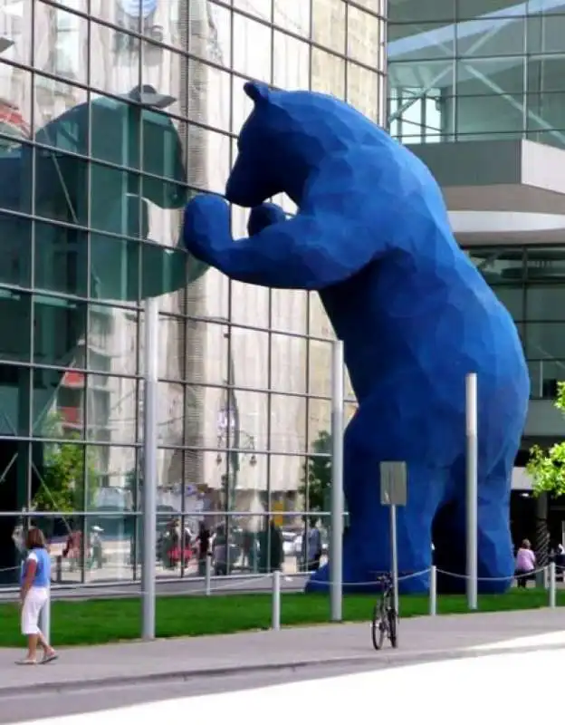 un orso blu gigante