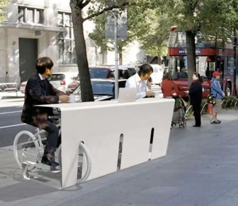 un tavolo da sosta per biciclette