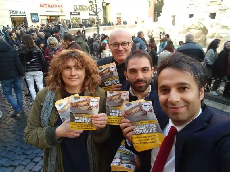 volantinaggio del m5s tra i turisti di fontana di trevi