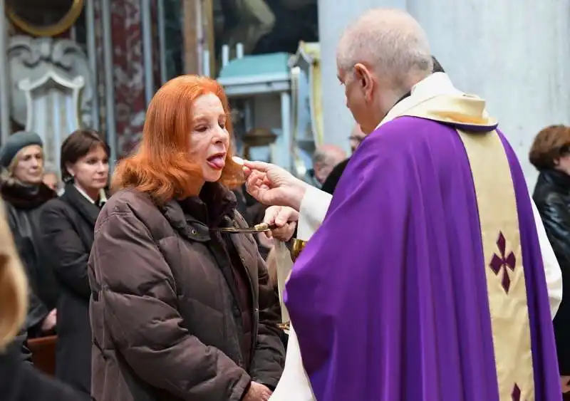 adriana sartogo riceve la comunione