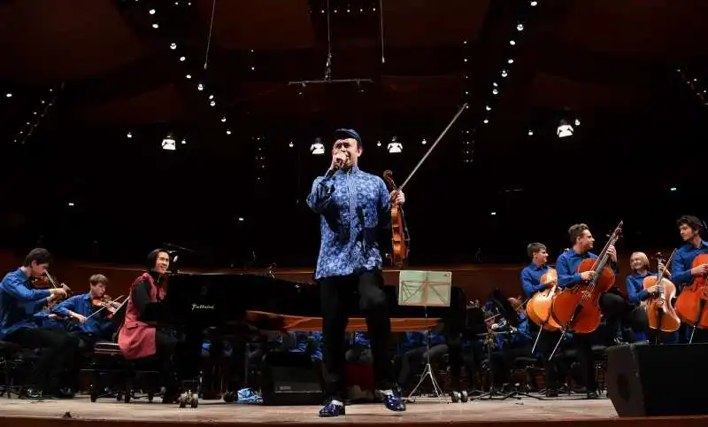 aleksey igudesman e hyung ki joo con la juniorchestra