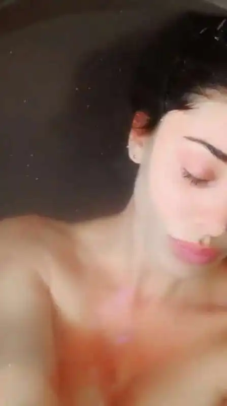 belen e il bagno bollente su instagram 3