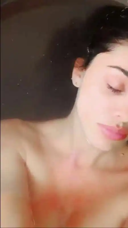 belen e il bagno bollente su instagram 4