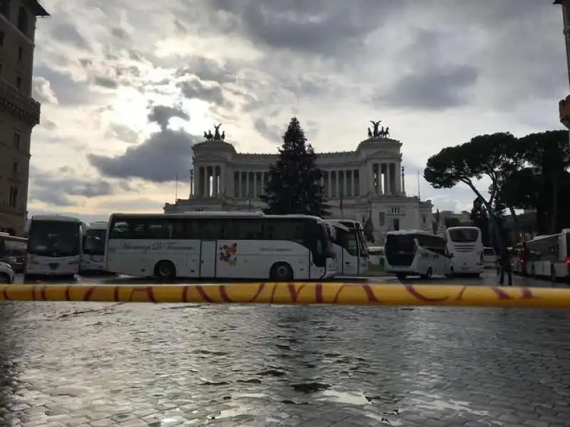 BUS TURISTICI BLOCCANO IL CENTRO DI ROMA