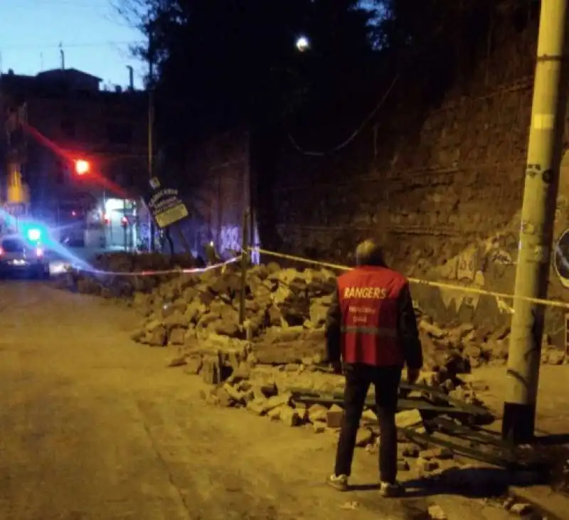 CROLLO DEL MURO DI VILLA MERCEDE A SAN LORENZO