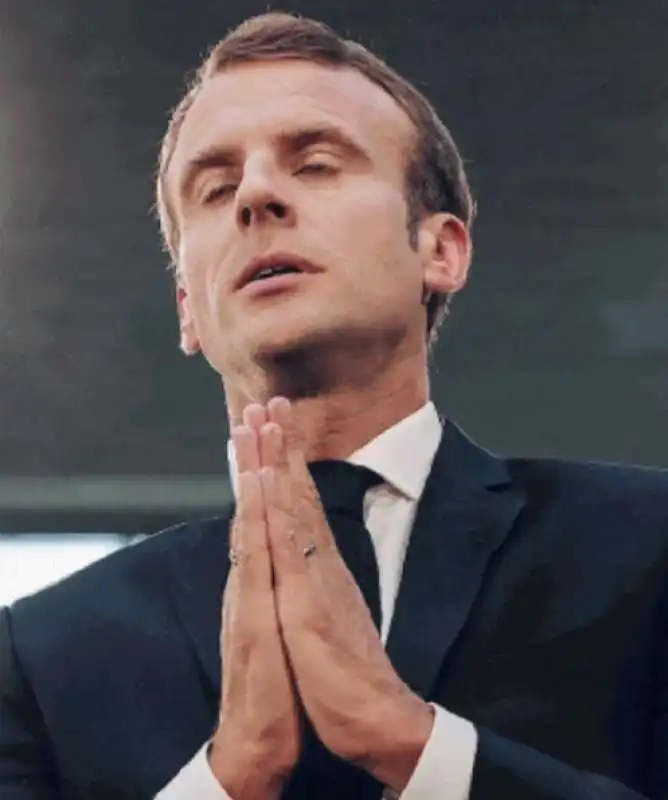 EMMANUEL MACRON IN PREGHIERA