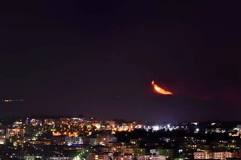 eruzione e sciame sismico sull'etna 3