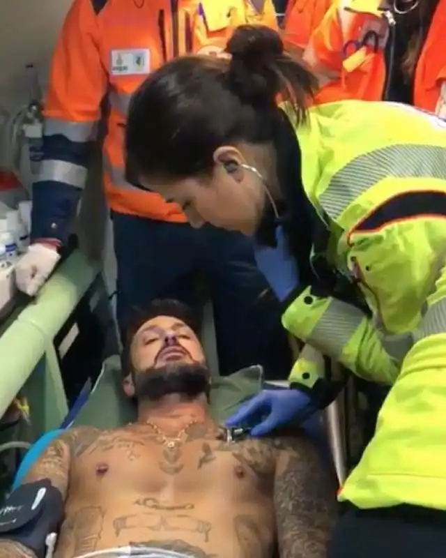 FABRIZIO CORONA IN AMBULANZA 