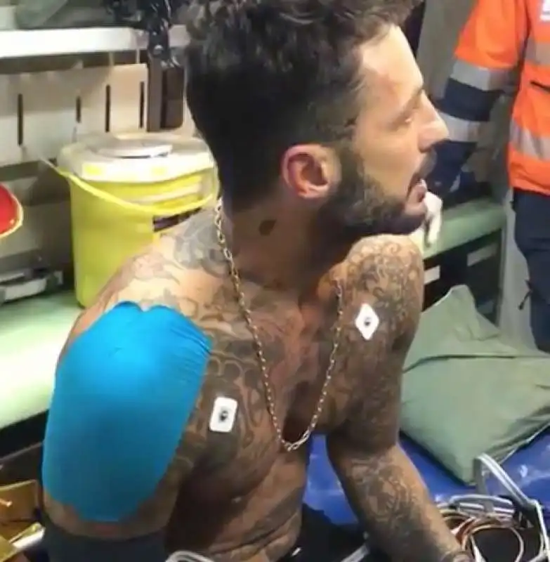 FABRIZIO CORONA IN AMBULANZA