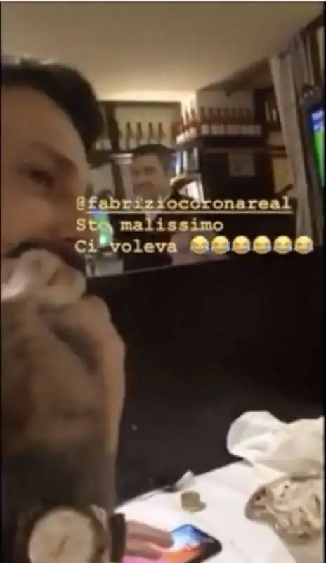 fabrizio corona perde un dente al ristorante e lo ritrova nella spazzatura 1