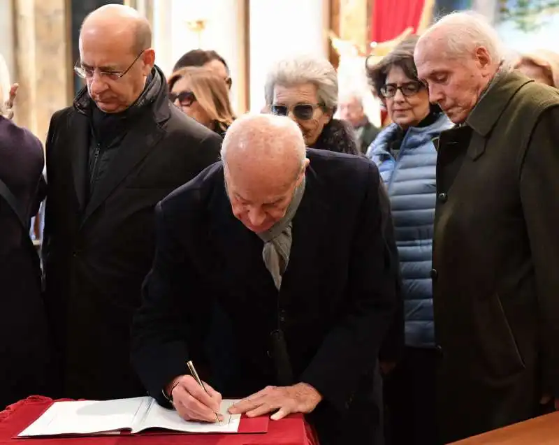 fausto bertinotti firma il registro