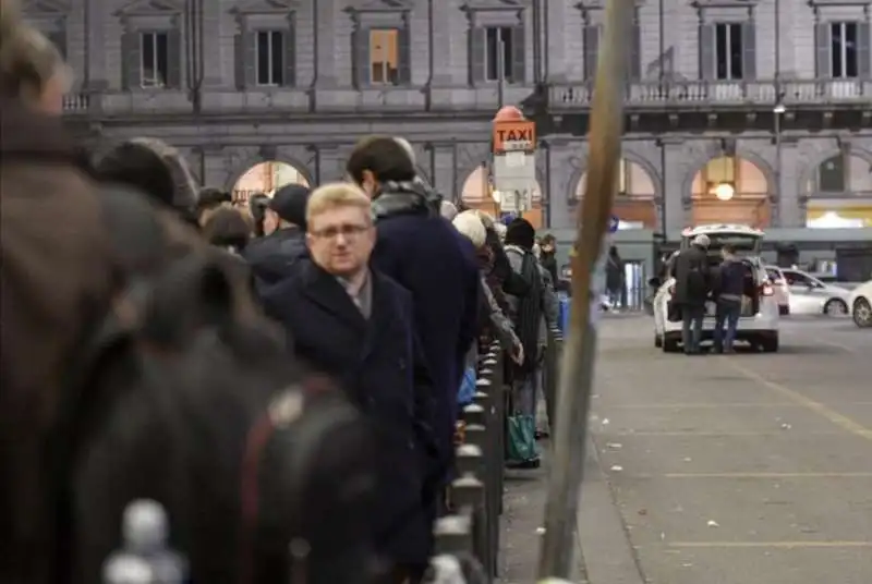 fila per i taxi a roma termini 11