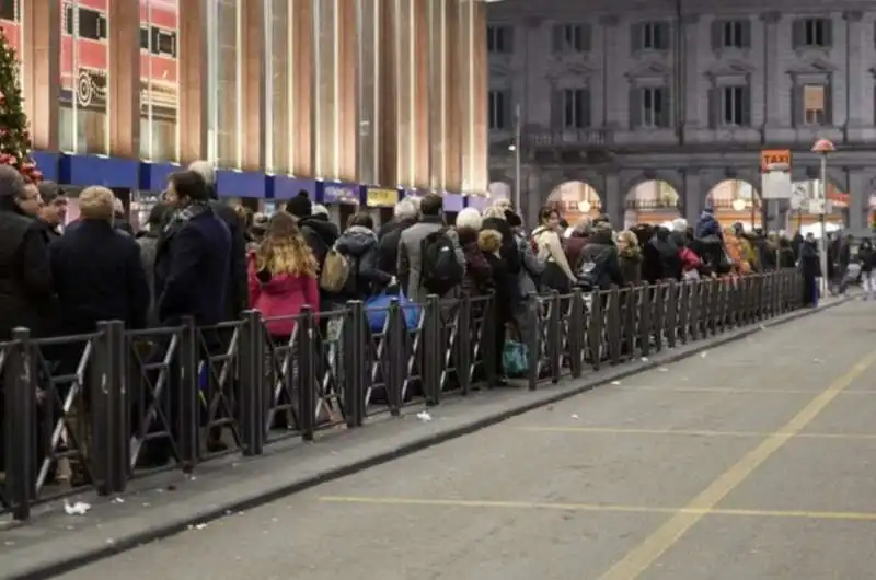 fila per i taxi a roma termini 6