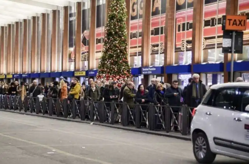 fila per i taxi a roma termini 8