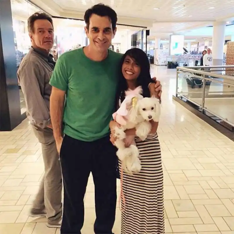 'i am the danger'   bryan cranston si inserisce in una foto di una fan con ty burrell di modern family