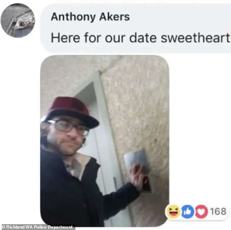 il ricercato anthony akers risponde alla polizia su facebook: finisco delle cose e arrivo 1