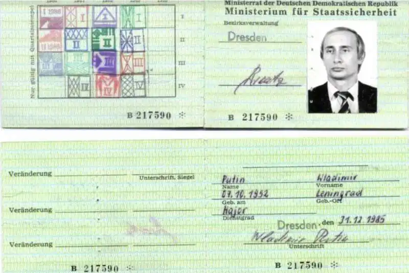 IL TESSERINO IDENTIFICATIVO DELLA STASI CON IL NOME E LA FOTO DI VLADIMIR PUTIN