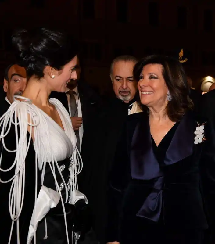 la sindaca raggi saluta la presidente del senato maria elisabetta alberti casellati (2)