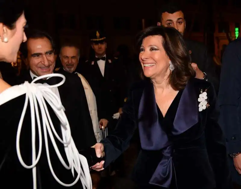 la sindaca raggi saluta la presidente del senato maria elisabetta alberti casellati (1)