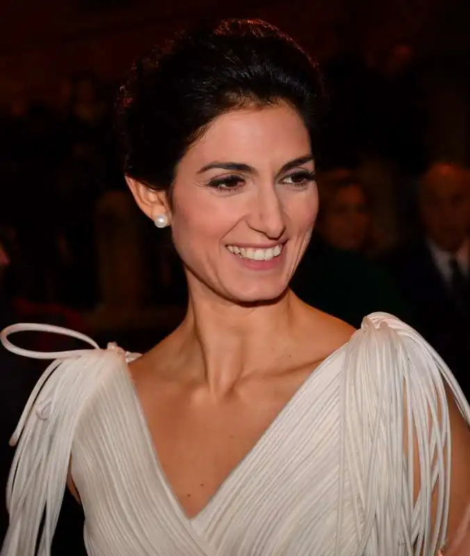 la sindaca virginia raggi intervistata (3)