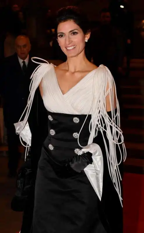 la sindaca virginia raggi sul red carpet del teatro dell opera (4)