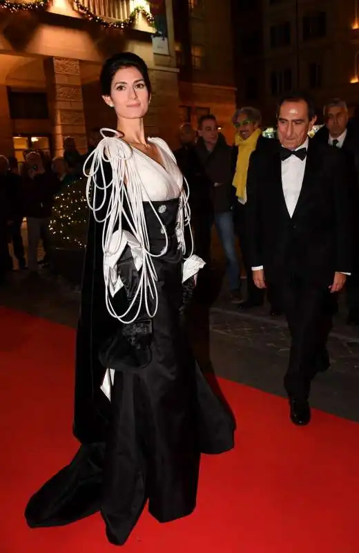 la sindaca virginia raggi sul red carpet del teatro dell opera (7)