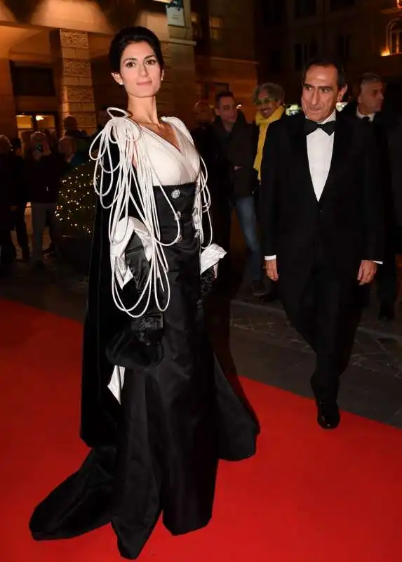 la sindaca virginia raggi sul red carpet del teatro dell opera (8)