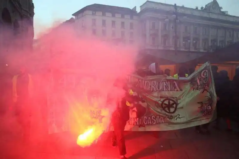 le proteste dei centri sociali per la prima della scala 5