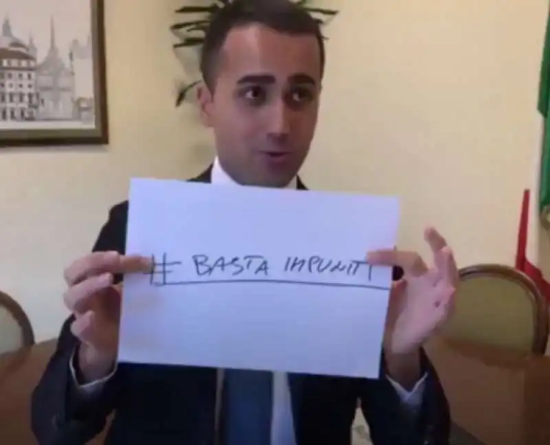 luigi di maio guarda fuori camera