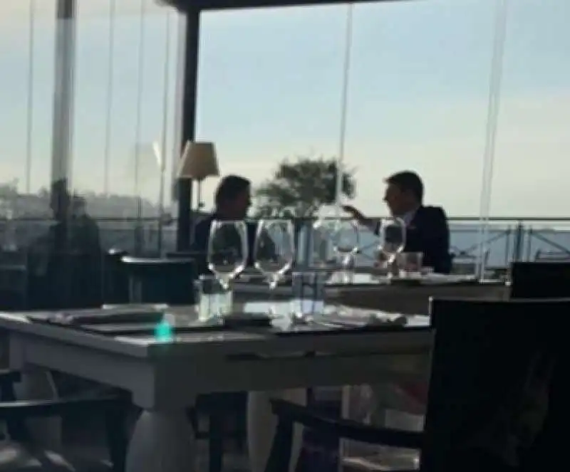 matteo renzi e carlo calenda sul rooftop dell hotel bernini a roma