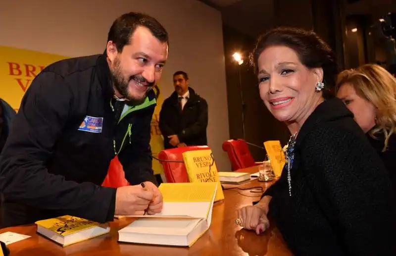 matteo salvini autografa il libro di marisela federici (2)