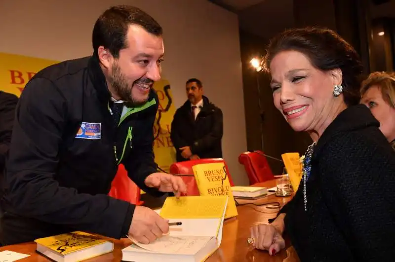 matteo salvini autografa il libro di marisela federici (3)