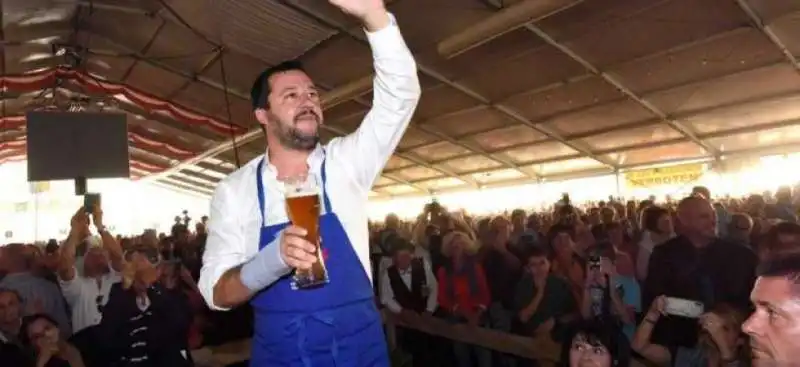 MATTEO SALVINI CON BIRRA