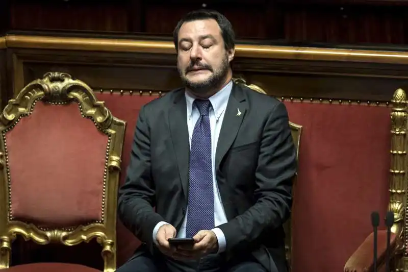 matteo salvini guarda la partita del milan