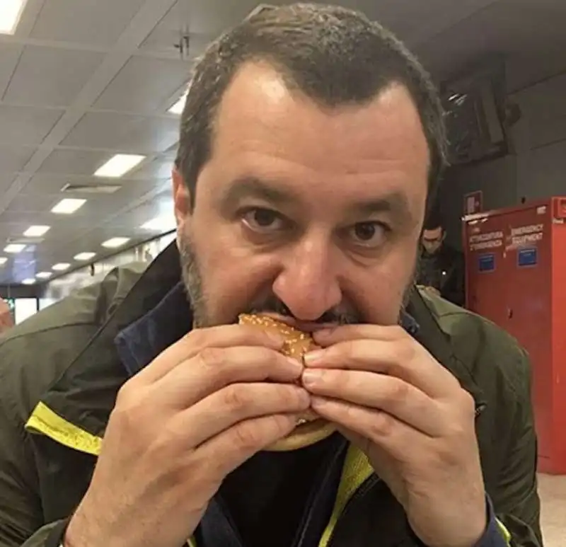 matteo salvini mangia un panino