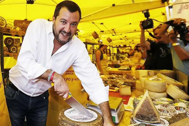 MATTEO SALVINI TAGLIA IL FORMAGGIO