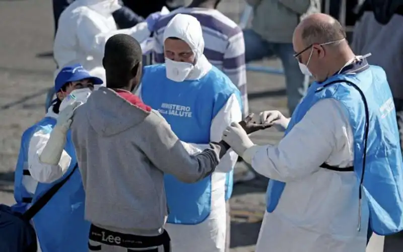 MEDICI CURANO UN MIGRANTE