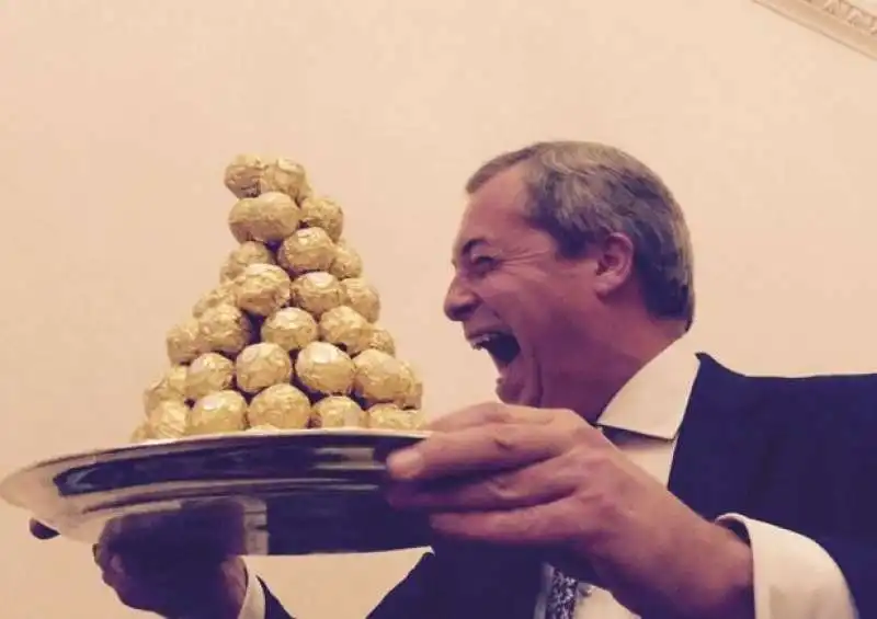 NIGEL FARAGE CON I FERRERO ROCHER