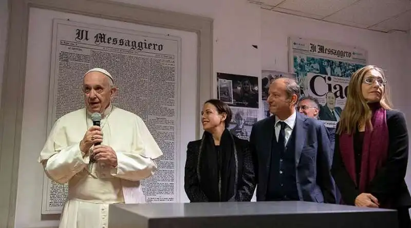 papa bergoglio nella sede del messaggero a destra franca giansoldati