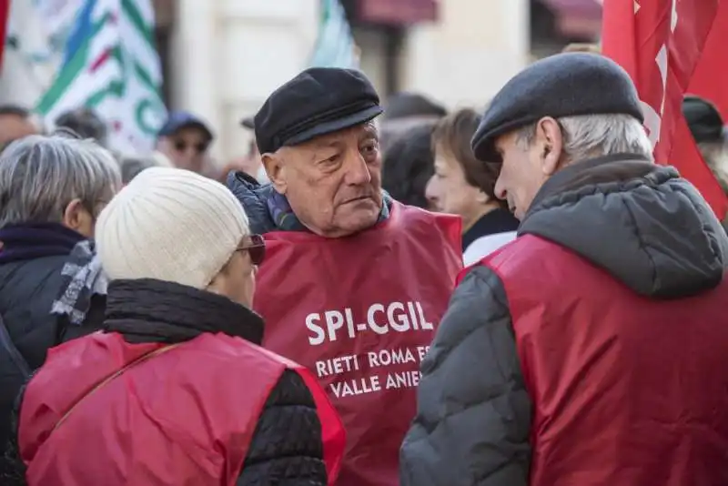 pensionati in piazza contro la manovra 10