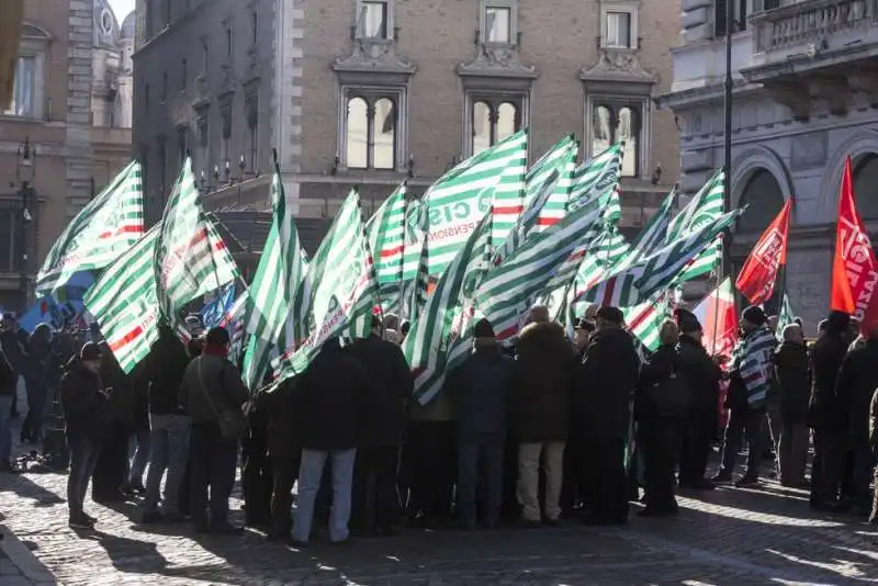 pensionati in piazza contro la manovra 21